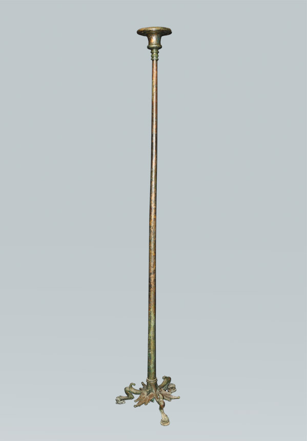 Lamp stand with animal feet