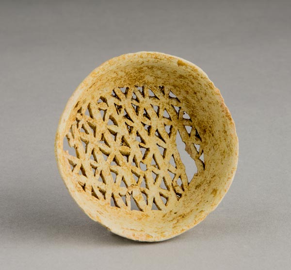 Water filter with geometric pattern