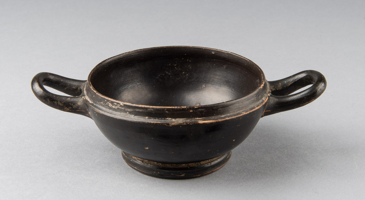 Small black-glazed lekanis