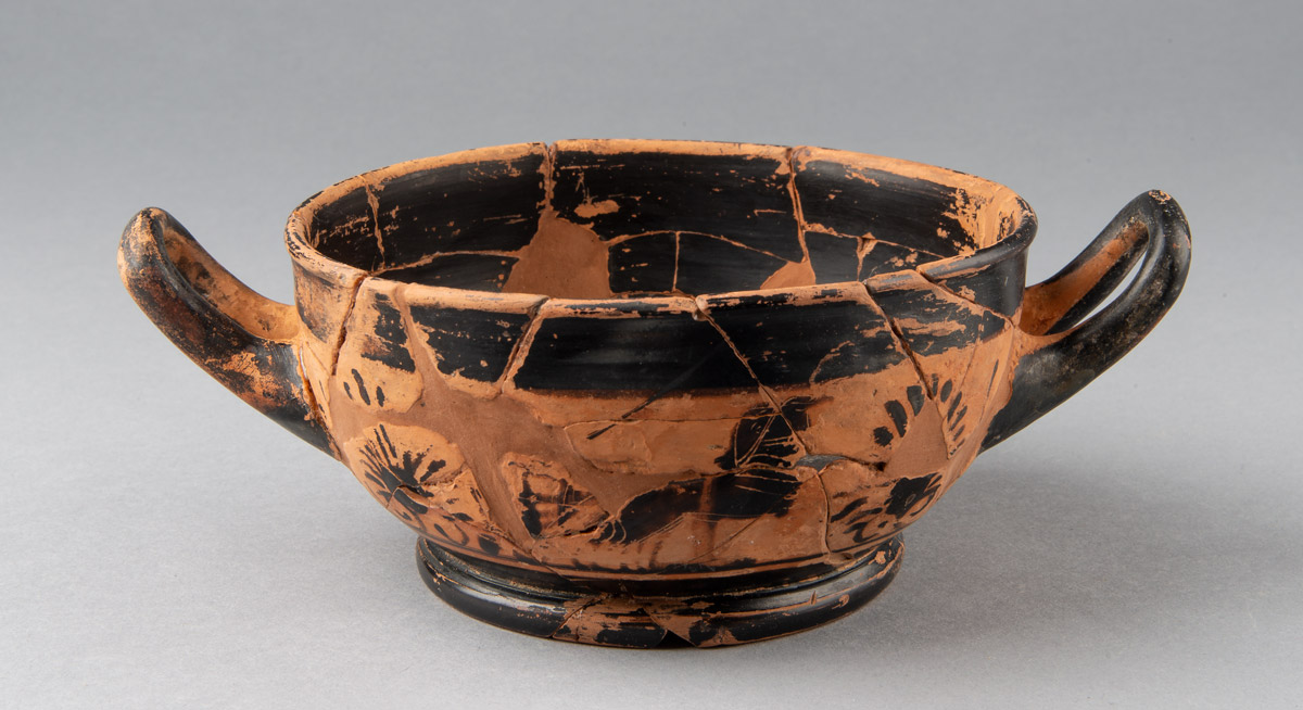 Black-figure skyphos (drinking cup)