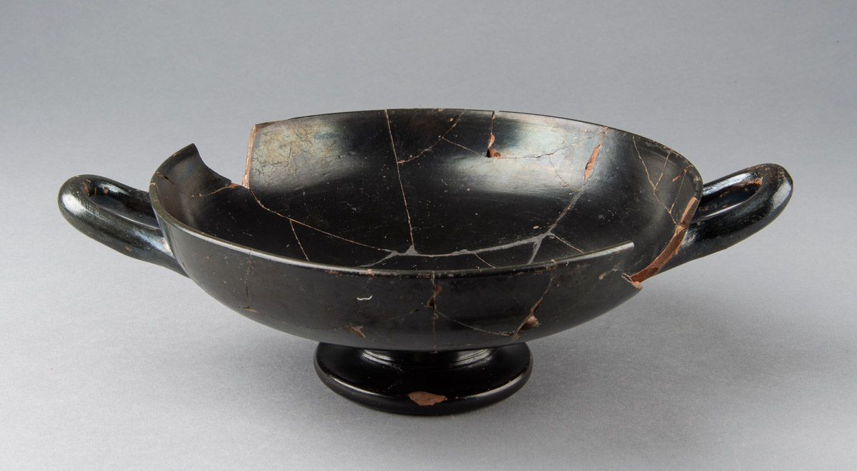 Attic black-gloss kylix